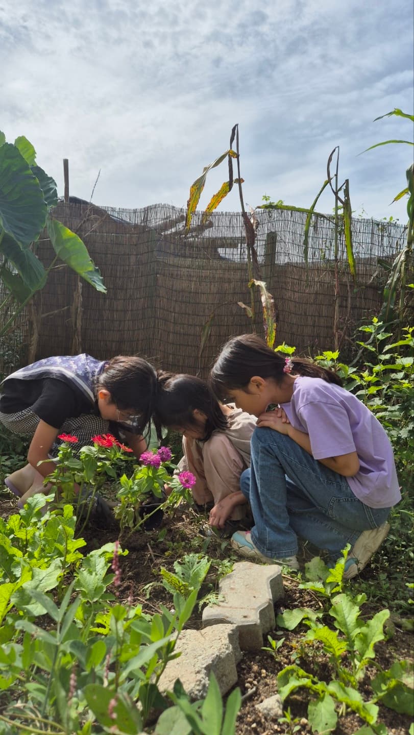 흙을 쥐는 아이의 손 끝