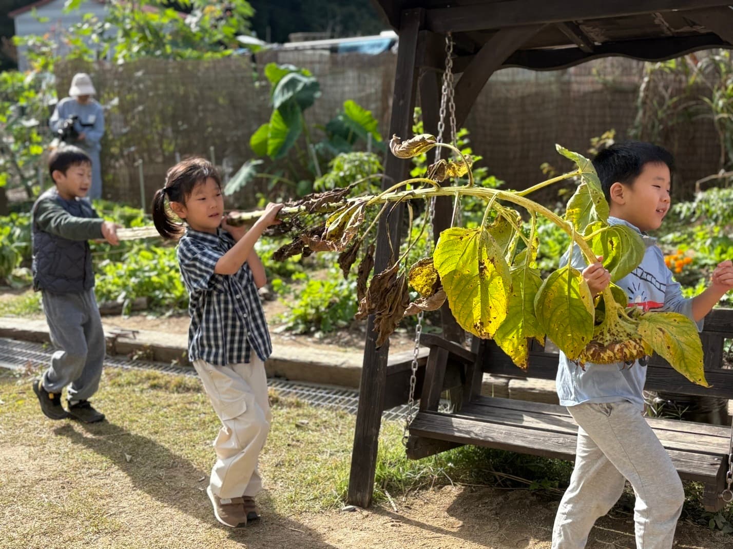 함께 손을 모아 일하고 놀이하는 아이들