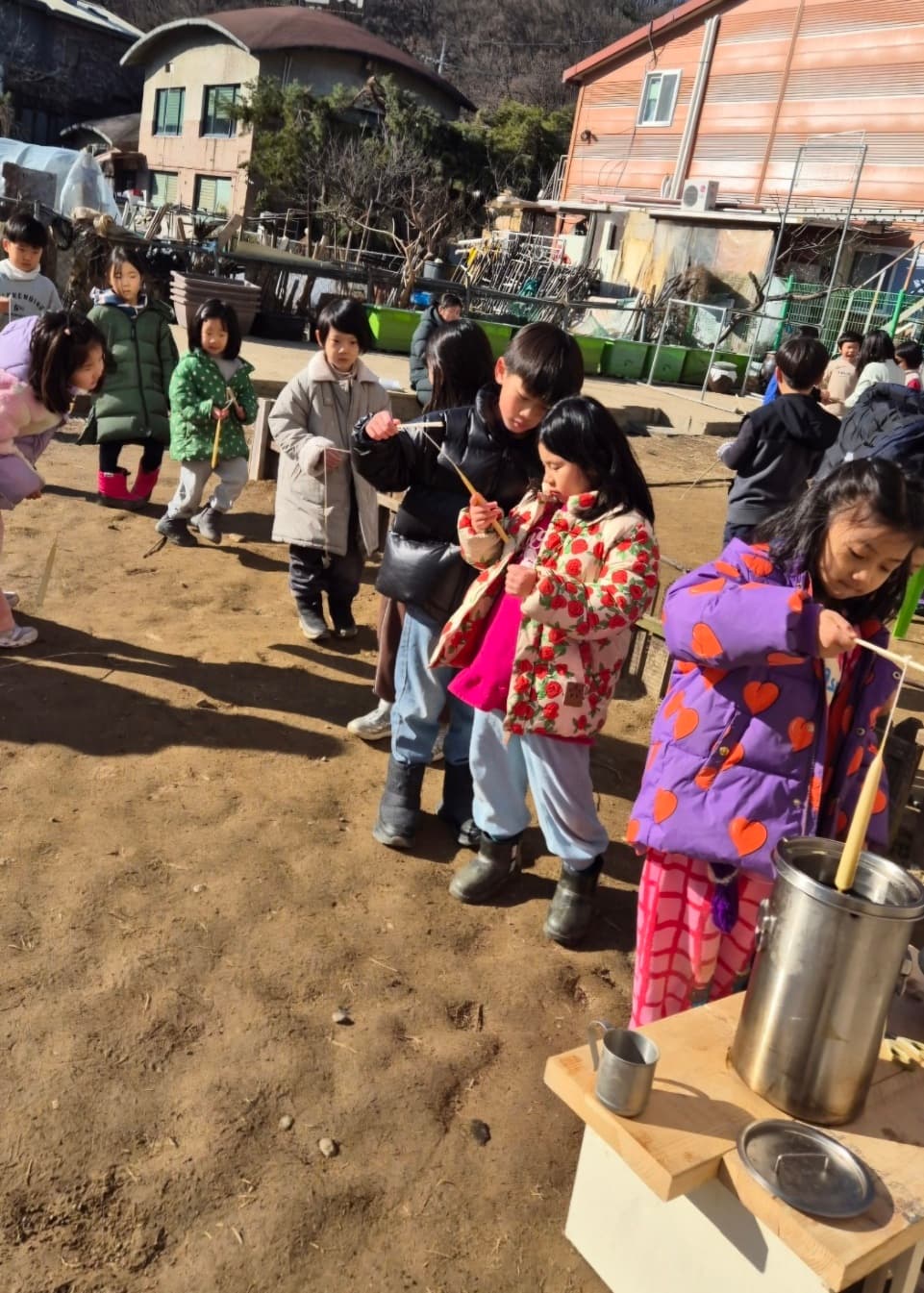 손으로 양초를 만드는 아이