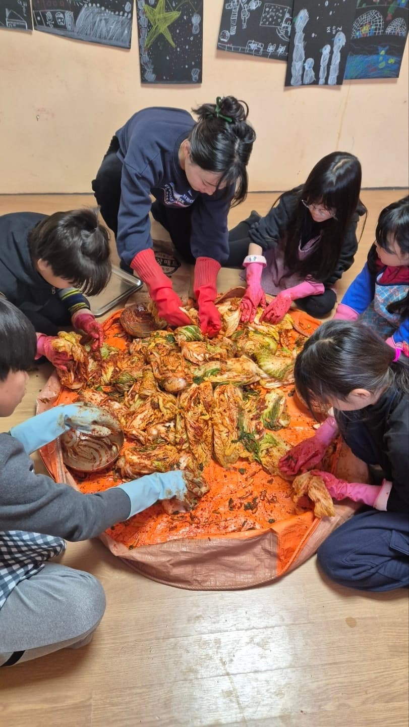 김장을 함께 담그는 어른과 아이
