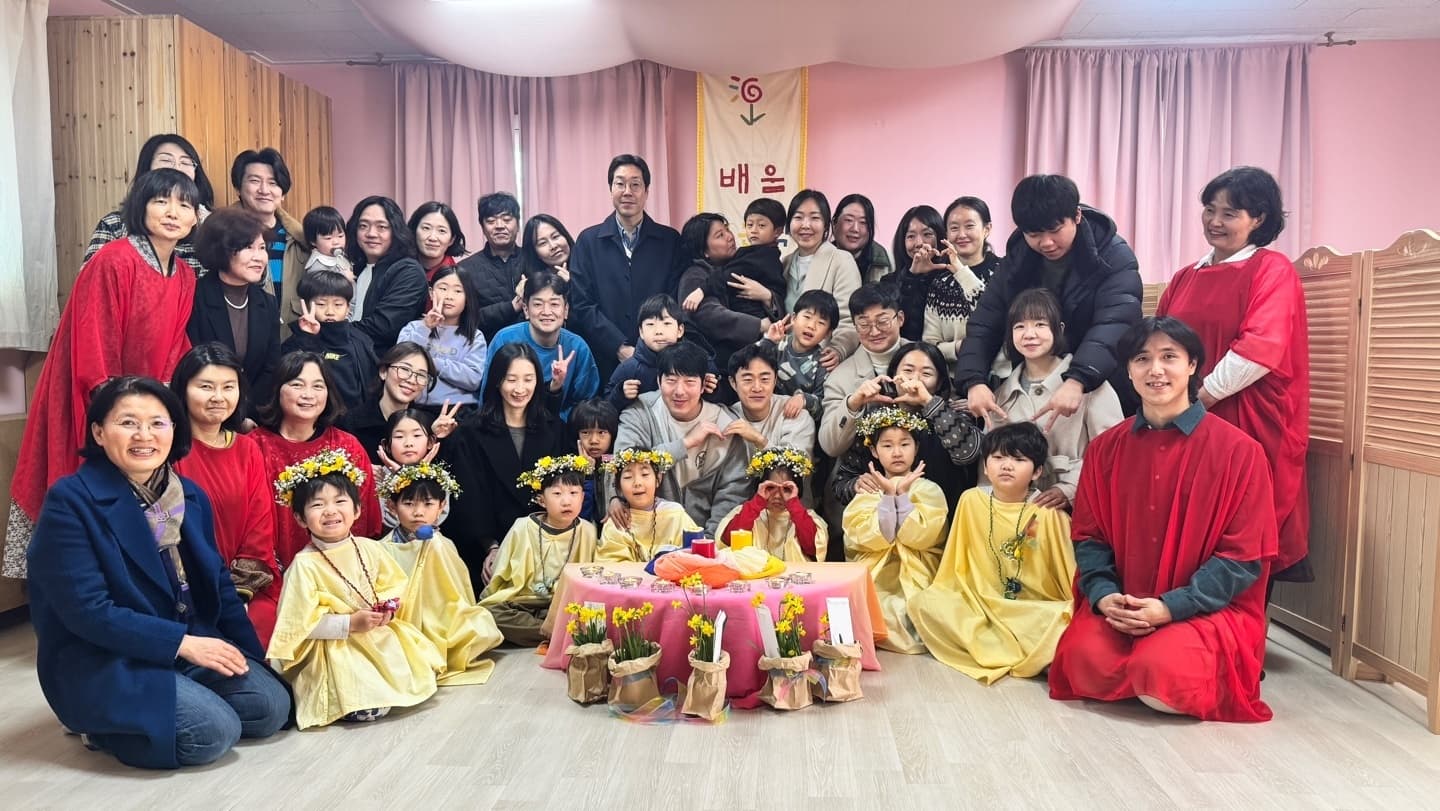 꽃관을 쓰고 수선화를 든 아이들