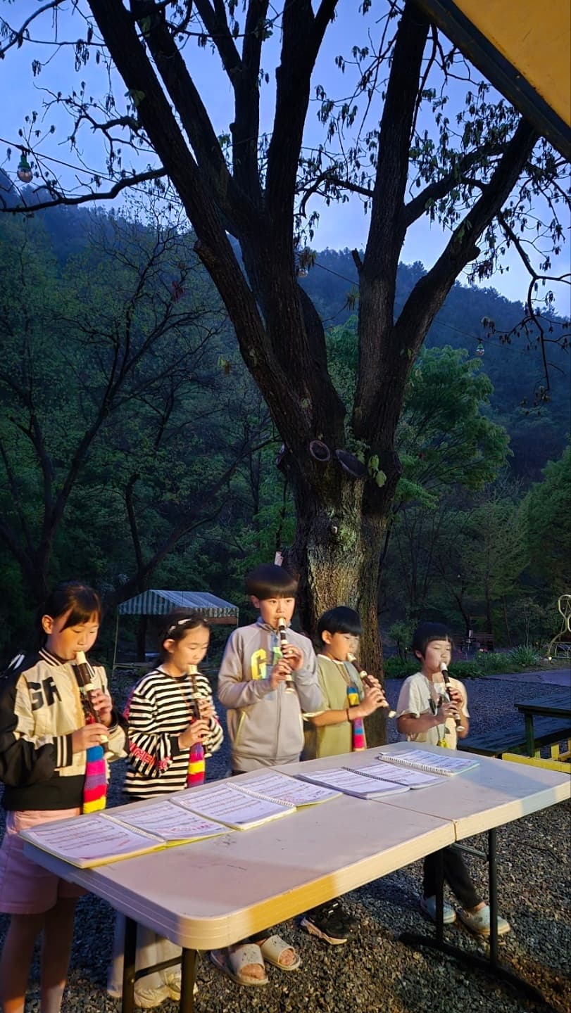 저녁에 리코더를 부는 아이들