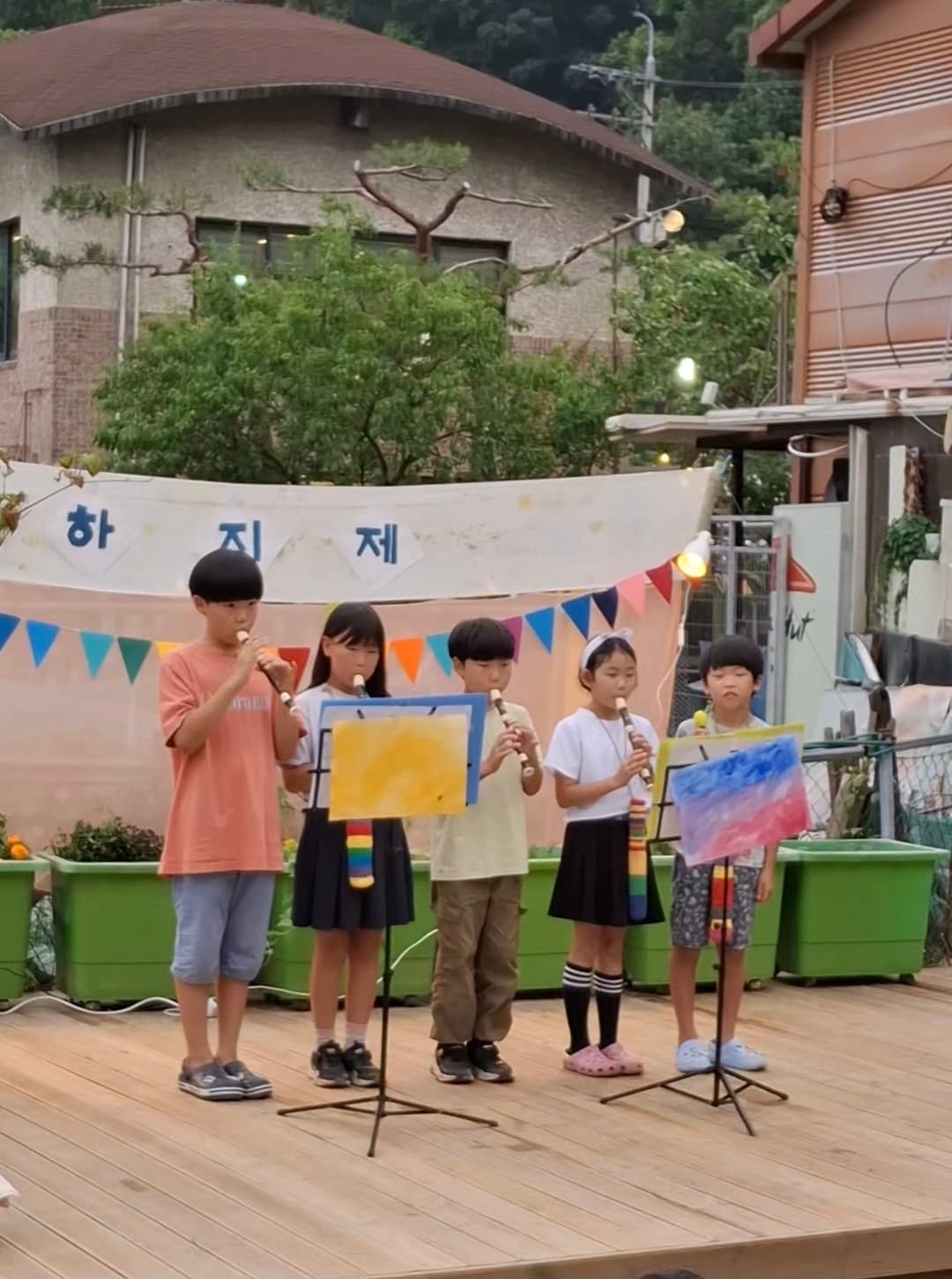 하지제 무대에서 노래하는 아이들