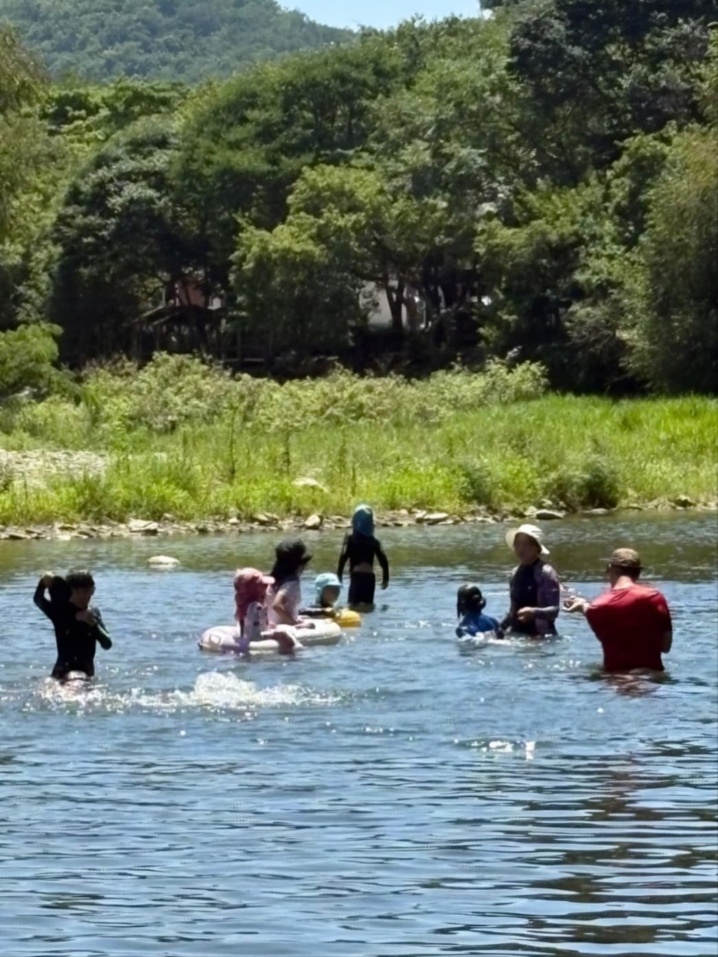 계곡에서 물놀이하는 아이들