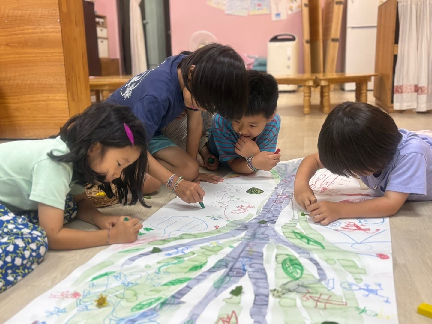 실내에서 미술 활동을 하는 아이들